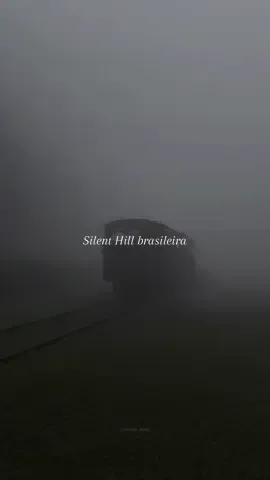 Paranapiacaba é uma vila a 60 km de São Paulo,  conhecida como a Silent Hill brasileira. Andar por suas ruas é uma sensação inexplicável, como se eu tivesse dentro de um filme ou jogo. A neblina cobre tudo e parece ganhar vida com as histórias locais, como a lenda da noiva, que muitos acreditam se misturar à própria névoa, aparecendo e desaparecendo entre as ruas.  Nos dias 1 e 2 de novembro, essa atmosfera única fica ainda mais intensa com o Halloween. Marque quem teria coragem de vir com você e curtir o Halloween em Paranapiacaba!👻🎃 #paranapiacaba #silenthill #weirdcore #midwest #gaming 