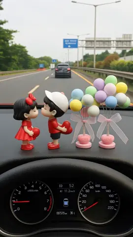 Kombinasi bagus nih untuk pajangan dashboard-nya. ada miniatur couple dan balon warna. Ada beberapa warna balon favorit , langsung cek di keranjang kuning aja.  #hiasandashboardmobil  #pajangandashboard  #aksesorisdashboardmobil 