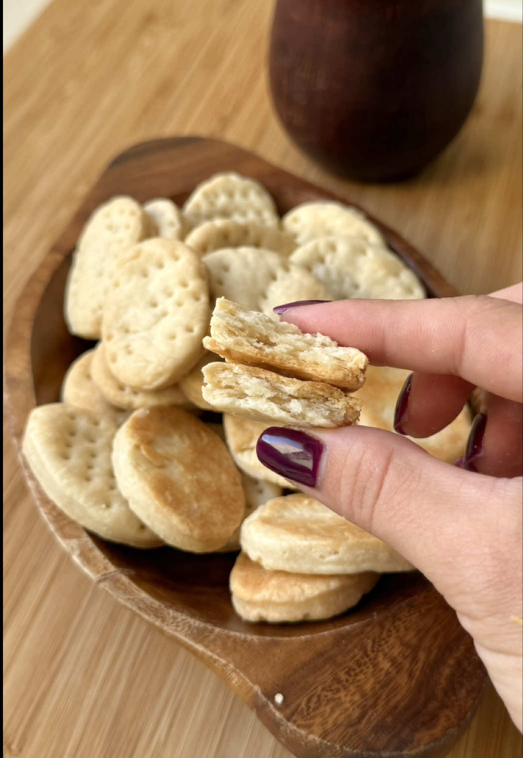 👧COMIDAS QUE MARCARON MI INFANCIA P3: Bizcochitos de grasa. 🙌🏻El clásico del recreo, se te hace una pasta que se te pega al paladar. Pero no pasa nada, se baja con mate o con una coca. Ambas opciones son mas que validas y adictivas. 👉🏻INGREDIENTES: -500g de harina 0000 -150g de grasa. -1C de sal. 10g -2C de azúcar. -200ml de agua fría 🔥Se cocinan a 200 grados hasta que estén doraditos, aprox 20min. Los prueban y después me cuentan. Atte: Kuli✨. . . . . #recetasfaciles #merienda #mate #bizchochito #bizcocho 