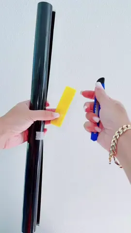 Esta pegatina para ventana bloquea eficazmente los rayos UV y el calor, y reduce el deslumbramiento intenso. También proporciona buena privacidad durante el día, protege y embellece el vidrio #windowsprivacy #privacyfilm #tiktokshop #antiuv #sunblocking 