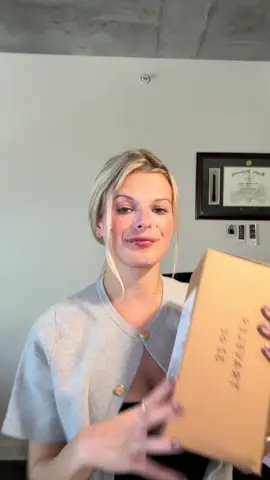 First TikTok shop sample so had to commemorate with a video! @HYDROJUG  #hydrojug #waterbottle #tiktokshop 