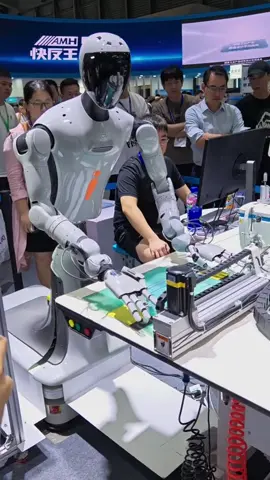 Robot thử nghiệm vận hàng đặt liệu máy may lập trình Jack M5 tại triển lãm Cisma 2025 