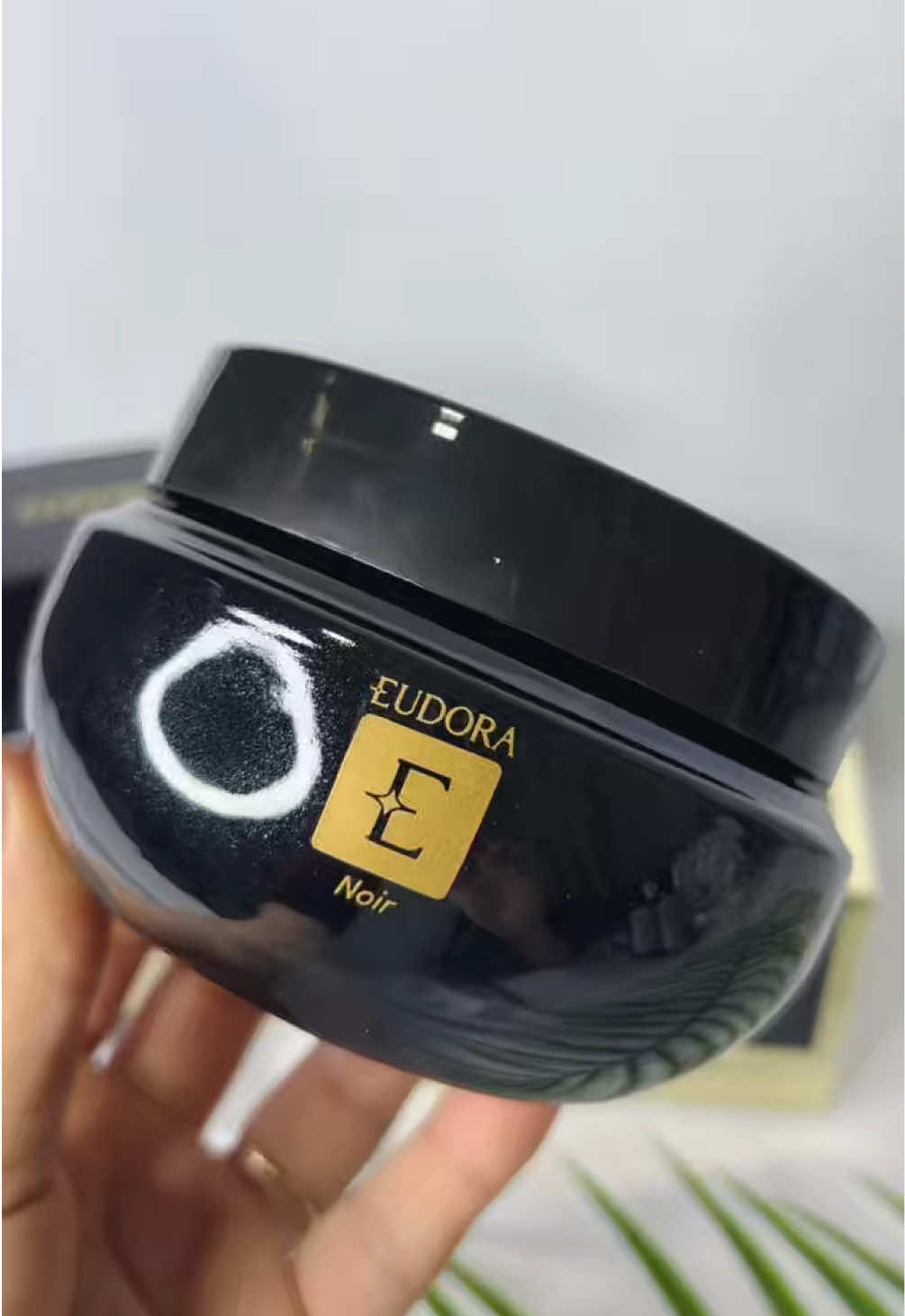 ✨ Intensidade, sofisticação e poder em cada detalhe! ✨ O Creme Hidratante Desodorante Corporal Eudora Noir é inspirado no diamante negro e prolonga no corpo a fragrância marcante do Eau de Parfum. 💎 - Fragrância intensa; - Toque acetinado; - Textura cremosa; - 48h de hidratação. Um cuidado elegante que transforma sua rotina em um ritual de luxo. 💖 #eudoranoir #poderfeminino #eudora #fy #hidratante 