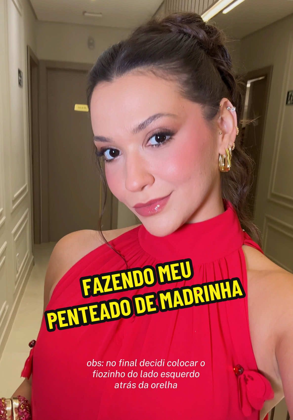 Fazendo meu penteado de madrinha de casamento 💕 gostaram? Fácil ou difícil? #madrinhasdecasamento #madrinha #casamento #penteadosfaceis #coquedespojado 