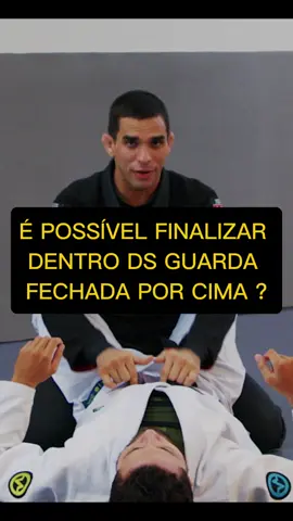 Dá pra finalizar de dentro da guarda fechada por cima? Muita gente acha impossível (ou até errado)… mas existem sim técnicas eficazes que podem surpreender até os mais graduados. Quer ver a aula completa com todas as opções? 👉 Comenta aqui a palavra FINALIZAÇÃO que eu te envio o a aula no direct. Oss! #jiujitsu #bjj #brazilianjiujitsu 
