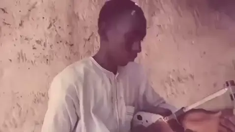 عباس تبن  الفنان الذي تجاوز فنّه حدود الألحان ليُصبح رمزًا للشجاعة والوطنية في زمنٍ كانت فيه مليشيا الدعم السريع تُمارس سلطتها بجبروت  وقف عباس تبن صامدًا  يُردد بألحانه (لو خليتو بلد لجنجويد ليس لديك وطن نحن اسود نحن نمور نحن ابوشوك ونحن لن نقبل حقاره) بتلك كلمات غني و كانت هذه الكلمات بمثابة إعلان حرب ضد الظلم والطغيان وفي مواجهة التحديات  لم يتردد عباس تبن في رفع صوته عاليًا  مُدافعًا عن وطنه ورفاقه كانت أغانيه بمثابة روح معنوية عالية للذين يقاومون الظلم بأمس  ارتقى عباس تبن شهيدًا في الفاشر  رافعًا رأسه عاليًا بفضل نصر رفاقه وتقدمهم سيبقى ذكراه خالدة في قلوبنا وستظل أغانيه مصدر إلهام للشجعان ونتمنى لعباس تبن المغفرة والرحمة في جنة الخلد  لقد كان فنانًا مطربًا ومناضلاً حقيقيًا  يحمل سلاح في يده يمني وربابة  في يده يسري وقدم الكثير لوطنه ورفاقه  سيبقى في ذاكرتنا كرمز للشجاعة والوطنية                              #ابوسمر