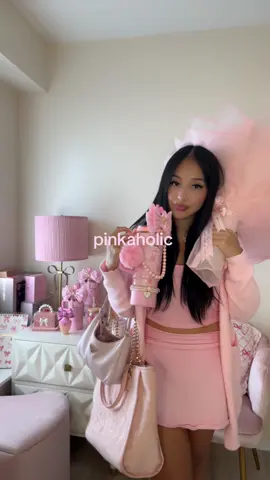 pinkaholic 💗 #pinkaholic #pinklifestyle #pinkworld #girlythings #coquette 