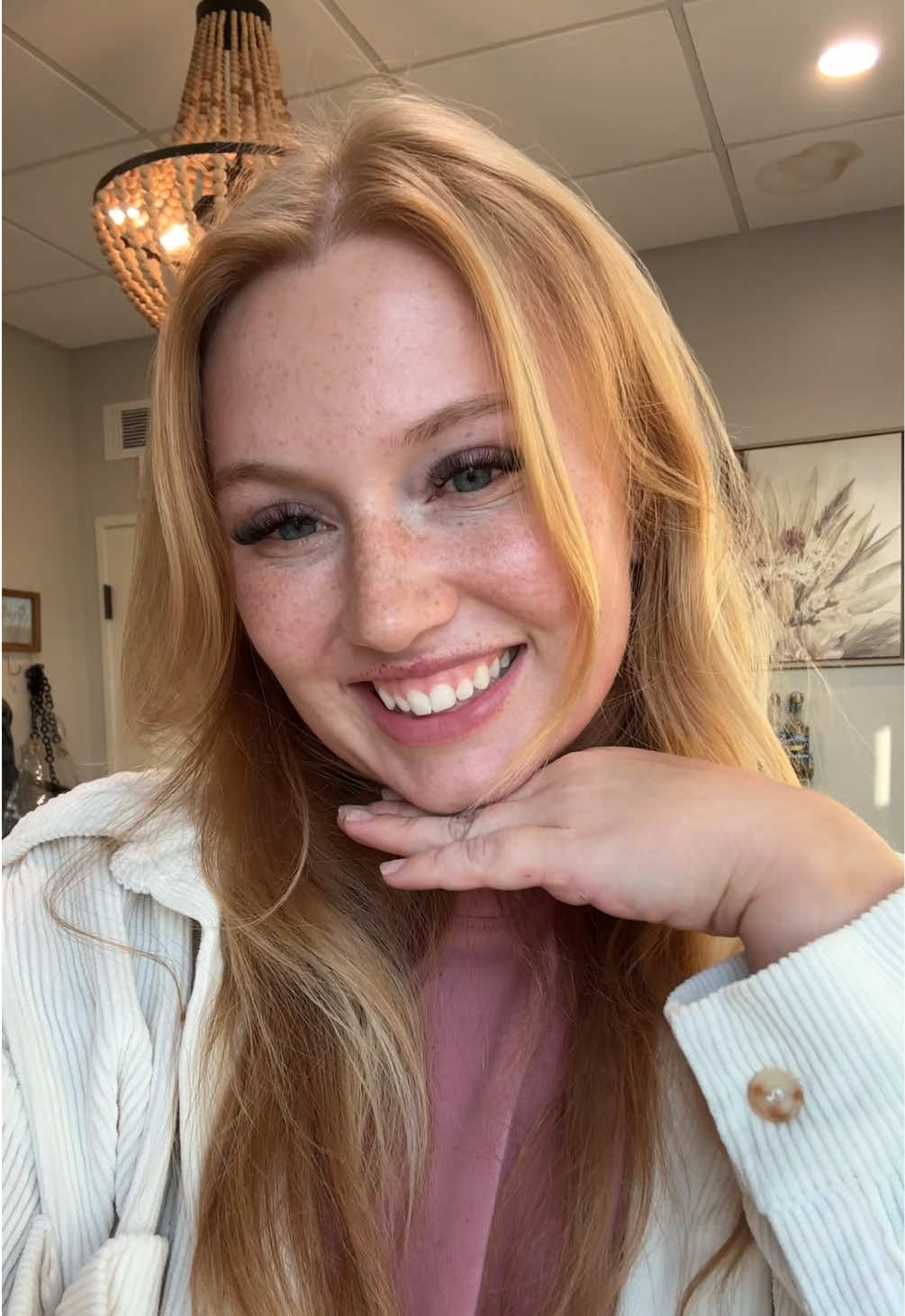 those no makeup days 😋 . . #confidence #smiles #curvybodies #strawberryblonde #nomakeup 