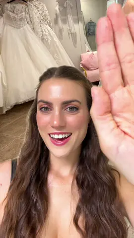 SOS @Essense of Australia brides! If you’d like to sell your veil to me pls send a dm 🫶🏼 #bride #weddingdress #veil 