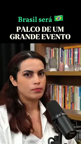 Algumas correntes espirituais afirmam que o Brasil não é apenas uma nação jovem, mas um ponto central no destino da humanidade 🌎✨. No espiritismo, sobretudo nas obras inspiradas por Chico Xavier e Humberto de Campos, há a visão de que o Brasil seria a “pátria do Evangelho” e o “coração do mundo”. Essa profecia não fala apenas da abundância de recursos naturais, mas de um papel moral e espiritual: o país serviria de celeiro não apenas de alimento físico, mas de valores universais como fraternidade, acolhimento e esperança 🌱🤲 Na teosofia, esse mesmo destino aparece de outro modo. Helena Blavatsky e seus seguidores descreveram a evolução da humanidade através das chamadas “raças-raiz”. Segundo essa tradição esotérica, a sexta raça floresceria em terras da América do Sul — especialmente no Brasil. Essa nova humanidade, mais consciente e conectada com a natureza e o espírito, traria consigo um salto evolutivo marcado pela união dos povos, pelo despertar das faculdades espirituais e por uma nova forma de civilização 🌸🌍 O celeiro do mundo, portanto, não é apenas material — ele é espiritual. O Brasil seria a sementeira de uma nova era, onde a humanidade reencontrará o equilíbrio perdido entre matéria e espírito, ciência e fé, natureza e progresso 🕊️🌟 Podcast @filhosdotodo  Entrevistada @danusaaras  #despertar #5d #agape