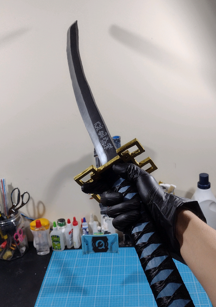 Fiz a Katana do Tokito de Demon Slayer! 💨🌫️ Continuando a sequência de videos e projetos com a temática Demon Slayer, ou Kimetsu no Yaiba, hoje decidi mostrar o processo de confecção da katana do personagem Muichiro Tokito, o Pilar da névoa, é um personagem que durante a season 3, ou o arco da vila dos ferreiros ganhou um pouco do meu carinho, então decidi fazer algo pra marcar ele aqui! Espero que tenham gostado! 🔥 Os moldes eu deixarei tudo no link na bio, então não esqueça de conferir  #kimetsunoyaiba  #Anime #manga #muichiroutokitou #demonslayer 
