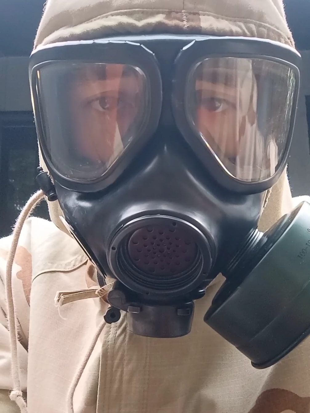 American 1990s-00+ JSLIST MOPP suit. The most modern and yet most uncomfortable suit I own. And video-bombed by my cat again. #cbrn #mopp #surplus #gasmask #modern 