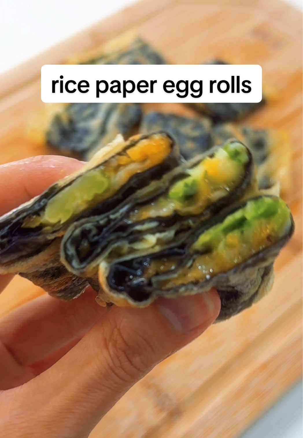 always running late but at least these rice paper egg rolls take 10 minutes to whip up! also the combo of green onions + @kraftsinglesofficial actually slaps #schoollunch #bentoboxideas #ricepaper #eggrolls 