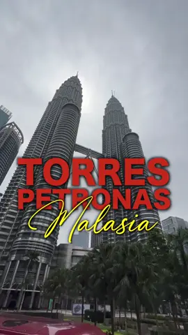 La construcción de las Torres Petronas fue un reto monumental y una carrera contra el tiempo. El gobierno de Malasia quería levantar el rascacielos más alto del mundo en menos de 7 años, por lo que dividió la obra en dos equipos internacionales: la empresa japonesa Hazama Corporation estuvo a cargo de la Torre 1, mientras que la empresa surcoreana Samsung C&T, junto con Kukdong Engineering & Construction, se encargó de la Torre 2. Esta estrategia buscaba que ambas torres avanzaran en paralelo y a gran velocidad, generando además una sana competencia entre los equipos. El Skybridge, más que un elemento arquitectónico icónico, jugó un rol logístico clave durante la construcción. Se instaló entre las plantas 41 y 42 y permitió que ambos equipos de trabajo pudieran coordinarse y moverse entre las torres con mayor facilidad, acelerando la obra y mejorando la seguridad. Fue prácticamente una “arteria de comunicación” en las alturas, además de reforzar la estabilidad estructural del conjunto. El resultado fue que en 1998 las Torres Petronas no solo rompieron récords de altura, sino también de coordinación internacional en construcción. Este proyecto demostró cómo la combinación de diseño visionario, ingeniería de precisión y trabajo en equipo global podía materializar un símbolo que hasta hoy representa modernidad y orgullo para Malasia.
