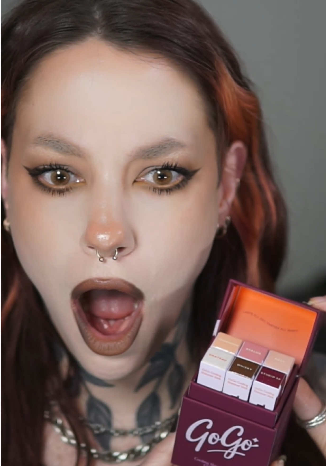 yeah well yes!! you know i love a sparkle product and in this form?? mhmm @Tower 28 Beauty #makeup #beauty #unboxing #makeuptutorial #tower28 