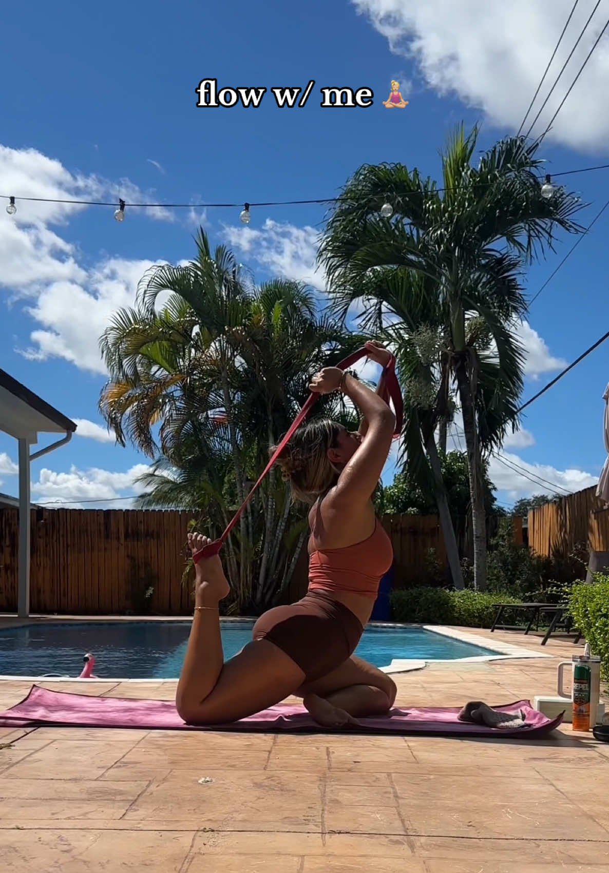 lil backyard yoga flow ✨🙂‍↔️ #yoga #yogaflow #yogapose #flowwithme 