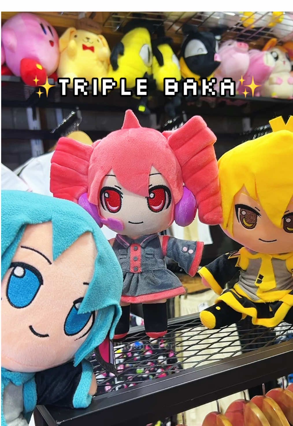 ¿Tu ya completaste tu triple bakaa? ✨🥹💛🩷🩵  ✨Los tres peluchitos se encuentran disponible en tienda✨   📍Encuentranos en el centro comercial Arenales tienda 102 BH SEMISÓTANO- Lince, Lima 🇵🇪✨ . . . . . . #mikuhatsune #miku #kasaneteto #akitaneru #vocaloid 