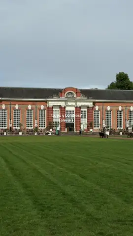 💂‍♂️🫖🇬🇧