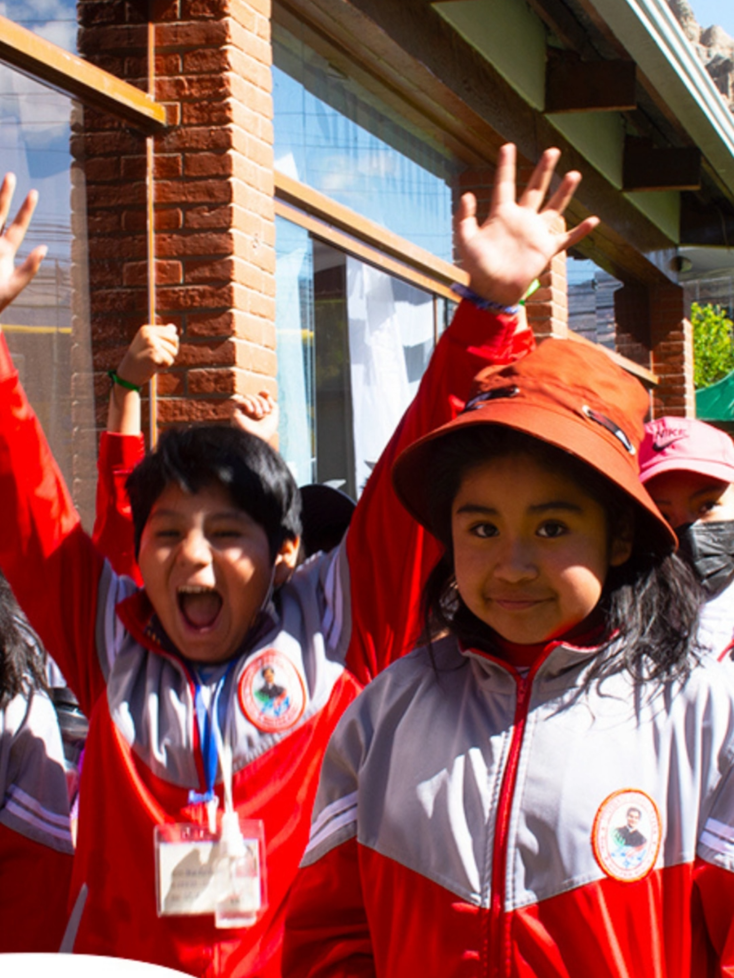 #SeguridadVial |🚦👦👧 ¡𝗡𝗮𝗰𝗲𝗻 𝗹𝗼𝘀 𝗣𝗲𝗾𝘂𝗲𝗻̃𝗼𝘀 𝗩𝗶𝗴𝗶𝗹𝗮𝗻𝘁𝗲𝘀 𝗱𝗲 𝗹𝗮 𝗦𝗲𝗴𝘂𝗿𝗶𝗱𝗮𝗱 𝗩𝗶𝗮𝗹! 👧👦🚦 El 𝗔𝘂𝘁𝗼𝗺𝗼́𝘃𝗶𝗹 𝗖𝗹𝘂𝗯 𝗕𝗼𝗹𝗶𝘃𝗶𝗮𝗻𝗼 (𝗔𝗖𝗕) presentó la primera versión de su programa 𝗣𝗲𝗾𝘂𝗲𝗻̃𝗼𝘀 𝗩𝗶𝗴𝗶𝗹𝗮𝗻𝘁𝗲𝘀 𝗱𝗲 𝗹𝗮 𝗦𝗲𝗴𝘂𝗿𝗶𝗱𝗮𝗱 𝗩𝗶𝗮𝗹 en la 𝗨𝗻𝗶𝗱𝗮𝗱 𝗘𝗱𝘂𝗰𝗮𝘁𝗶𝘃𝗮 𝗥𝘃𝗱𝗼. 𝗣𝗮𝗱𝗿𝗲 𝗪𝗮𝗹𝘁𝗲𝗿 𝗦𝘁𝗿𝘂𝗯. Los niños vivieron una experiencia única en 4 estaciones llenas de aprendizaje y diversión: 🦓 Con las 𝗖𝗲𝗯𝗿𝗶𝘁𝗮𝘀, aprendieron jugando sobre seguridad vial. 🚌 En el 𝗣𝘂𝗺𝗮𝗸𝗮𝘁𝗮𝗿𝗶, descubrieron cómo usar el transporte público con responsabilidad. 🚗 En la 𝗲𝘀𝘁𝗮𝗰𝗶𝗼́𝗻 𝗔𝗖𝗕, conocieron la importancia de las señalizaciones, el paso de cebra y el cinturón de seguridad. 👮‍♂️ Con 𝗧𝗿𝗮́𝗻𝘀𝗶𝘁𝗼, aprendieron normas y señales a través de juegos. ✨ Al final, se graduaron como 𝗩𝗶𝗴𝗶𝗹𝗮𝗻𝘁𝗲𝘀 𝗱𝗲 𝗹𝗮 𝗦𝗲𝗴𝘂𝗿𝗶𝗱𝗮𝗱 𝗩𝗶𝗮𝗹 y recibieron su kit especial. 🎒 Porque educar desde pequeños es la clave para construir un futuro más seguro en nuestras calles y carreteras. 💛 #PequeñosVigilantes #SeguridadVial #EducaciónVial #ACB #NiñezSegura #AutomóvilClubBoliviano #LaPaz #Bolivia #niñosseguros