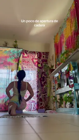 Y admito que me cuesta un montón todo lo que es apertura de caderas, sé que mi cuerpo lo necesita y por alguna razón aunque me cueste, me gustan un montón 🫠. Amar eso que nos cuesta, que nos incomoda, ser agradecido con eso por ser una bendición, aprender a fluir en eso que no se nos hace tan fácil, es todo un arte 🙏🏽. Las aperturas de cadera liberan tensiones físicas y emocionales acumuladas, especialmente en el músculo psoas, ayudando a soltar el estrés, la ansiedad y sentimientos negativos como la tristeza o el enojo. Se relacionan con el Chakra Sacro, el centro de la creatividad, la expresión emocional y la conexión con el placer, y promueven un equilibrio físico y emocional que mejora la claridad mental, la serenidad y el bienestar general.  Se considera que las caderas, al igual que el músculo psoas, almacenan tensión y emociones no expresadas, como el estrés y el trauma.  Al estirar y abrir las caderas, se desbloquean estas tensiones y se facilita la liberación de las emociones guardadas.  Las aperturas de cadera pueden ayudar a reducir y controlar el estrés, aliviar la ansiedad y promover la relajación.  Al liberar bloqueos emocionales, se fomenta la claridad mental, la atención y una sensación de serenidad y paz interior.  Contribuyen a un mayor equilibrio emocional, permitiendo una conexión más saludable con los propios sentimientos y una mejor expresión de los mismos.  Activa el Chakras Sacro (Svadhisthana), las posturas de apertura de cadera activan este centro energético, que está vinculado con la creatividad, la expresión emocional, la sensualidad y la conexión.  Te espero en el mat 🫠🩵 El sábado tenemos una clase de yoga a las 10am. Y 11:30am. Vamos a hacer ice bath 🧊 mándame un mensajito y te paso toda la información.  . . . . . #Yoga #ashtanga 