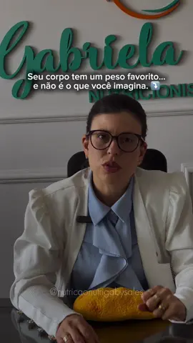 💡 Você sabia que o seu corpo sempre tenta voltar para o maior peso que você já teve? Isso acontece por um mecanismo chamado set point, que é como se fosse um “peso de segurança” que o organismo considera ideal. E o que influencia esse ponto? ✨ Sua genética ✨ Seu histórico de peso ✨ Seus hábitos de longo prazo ✨ Hormônios que controlam fome e saciedade (como leptina e grelina) 👉 Quando você emagrece, o corpo entende como uma ameaça e começa a reagir: • Diminui o metabolismo (você gasta menos calorias) • Aumenta a fome (mais grelina, menos leptina) • Guarda energia extra (como se estivesse se protegendo) Ou seja: ele não entende que você quer emagrecer por saúde ou estética… só acha que está em perigo. ⚖️ A boa notícia é que dá sim para “ensinar” o corpo a se adaptar a um novo peso! Como? ✅ Emagrecendo de forma gradual e sustentável ✅ Mantendo o resultado por meses ou anos ✅ Criando hábitos consistentes: boa alimentação, sono de qualidade, exercícios e controle do estresse Segundo a literatura científica, manter o novo peso por 1 a 2 anos aumenta as chances de “reprogramar” esse set point para um patamar mais baixo. 💬 Agora me conta: você já passou por essa luta de emagrecer, ganhar de novo e tentar recomeçar? #nutrigabysales #nutrição #emagrecimento #dieta #emagrecimentosaudavel