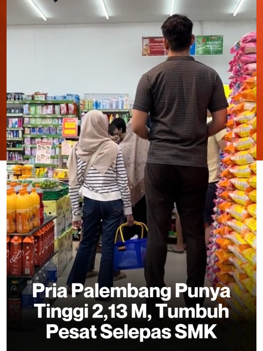 Seorang pemuda bernama Sulaiman (25) mencuri perhatian karena postur tubuhnya yang jauh lebih tinggi dari rata-rata orang Indonesia. Pengusaha asal Palembang, Sumatera Selatan ini memiliki tinggi badan 2,13 meter. Pantauan detikSumbagsel, Sulaiman kerap membagikan kegiatan sehari-harinya melalui akun TikTok pribadi @slmn879.10. Salah satu videonya sempat viral hingga ditonton lebih dari 1 juta kali ketika ia hadir di karnaval 17 Agustus 2025 di Kota Pangkalpinang, Pulau Bangka. Dalam unggahan tersebut, ia tampak berjalan di sisi rombongan peserta karnaval dan memancing keterkejutan masyarakat karena tubuhnya yang menjulang. Pada unggahan lain, ia terlihat gemar bermain bola basket. Sulaiman bercerita bahwa tinggi badannya yang tidak biasa kerap mengundang perhatian orang saat ia beraktivitas di luar rumah. Ia mengaku pertumbuhan pesat terjadi setelah lulus SMK. Meski berbadan besar, Sulaiman mengatakan tidak terlalu kesulitan menemukan pakaian yang sesuai ukuran tubuhnya. Saat ini ia mengenakan baju ukuran XXL, celana size 40 dengan panjang 115 cm, serta sandal ukuran 48. Untuk sepatu, ia cukup mudah menemukan ukuran 49-50. Ia menyebut darahnya merupakan perpaduan India dari sang ayah dan Padang dari ibunya. Kini ia menetap di Palembang dan menjalankan usaha, salah satunya toko perlengkapan olahraga. Sumber : Detik Aset : TT/@slmn879.10 #AyoNobarBTV #priapalembang #tinggi2koma13m #tumbuhpesat #selepassmk