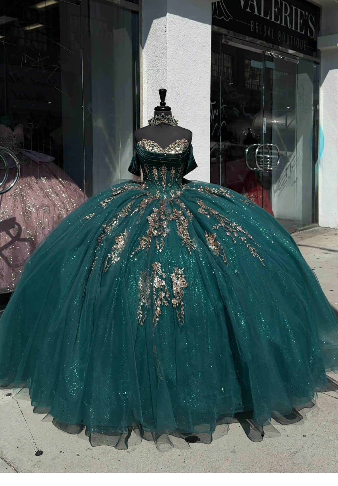this is THAT emareld green dress 🤩  Come stop by valerie’s to get your dream dress 💚 #valeriasbridal #fypシ #foryoupage #parati #quinceañera 