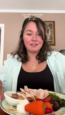 This snack plate for lunch HIT THE SPOT! 🫒 & if you’re looking for low carb snacks these are some great ones! #snackplate #lowcarb #type1diabetic #mom #bloodsugar 