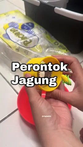 Kata gua beli dah buibu perontok jagung bikin masak jadi cepet ! #perontokjagung #pemipiljagung #alatdapur 