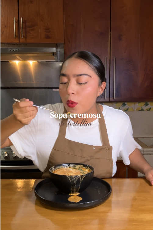 Sopa cremosa de tortellini 🍲🍁 Ya iniciamos la temporada de otoño, sopita y hornear, yo amo lo reconfortante que es esta época y amo cocinar en otoño, así que aquí va la primera receta. ✨ INGREDIENTES  Sofreír  -1/2 cebolla  -1 zanahoria  -15 gr apio  -2 dientes de ajo picados  -100 gr de carne molida de res  -2 cdas ajo  -1 cdita pimienta  -1 cdita paprika  -1 cdita comino  Agregar  -2 tazas puré de tomate  -3 tazas de agua  Hervir por 5 min  Después agregar  -2 tazas tortelini y dejar cocinar por mínimos 15 min  -Agregar 2 tazas espinaca baby  -Al final agregar 1/2 taza crema para batir sin azúcar #sopa #tortellinisoup #fallrecipes #Receta #efanyz 