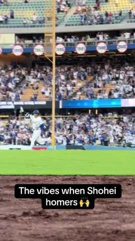 Dodger Stadium is ALIVE 😤 #MLB #dodgers #reds