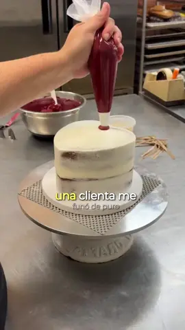 📉 Vender mucho no significa ganar mucho… si tus precios están mal calculados, puedes estar perdiendo dinero sin darte cuenta. Cada producto que sale de mi cocina tiene un precio calculado al gramo: ingredientes, mano de obra, empaque, servicios y una ganancia justa. Así evito trabajar por monedas y sé exactamente cuánto gano en cada venta. Cuando conoces tus costos reales, dejas de temerle a poner precios justos, trabajas menos y ganas más… y lo mejor, sin sentir culpa por cobrar lo que vale tu trabajo. 💬 Comenta PRECIO y te accede a mis plantillas automáticas en Excel para que calcules de forma exacta lo que debes cobrar y conviertas tu negocio en algo rentable de verdad. #reposteria #dessert #postres #bakery #pasteleria    