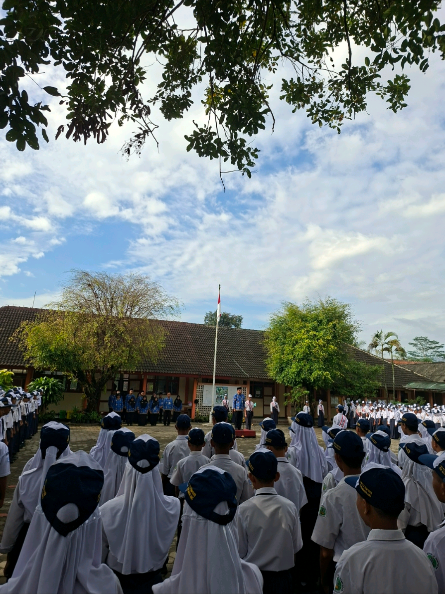 📢 SMPN 2 Tempuran Mengucapkan ✨ Selamat Hari Kesaktian Pancasila ✨ 📅 1 Oktober 2025 “Dengan semangat Hari Kesaktian Pancasila, mari kita perkokoh persatuan dan kesatuan bangsa serta mengamalkan nilai-nilai Pancasila dalam kehidupan sehari-hari.” 🇮🇩 Pancasila Jiwa Pemersatu Bangsa Menuju Indonesia Maju 🇮🇩 #harikesaktianpancasila #pelajarpancasila #smpn2tempuran #2025 #G30SPKI 