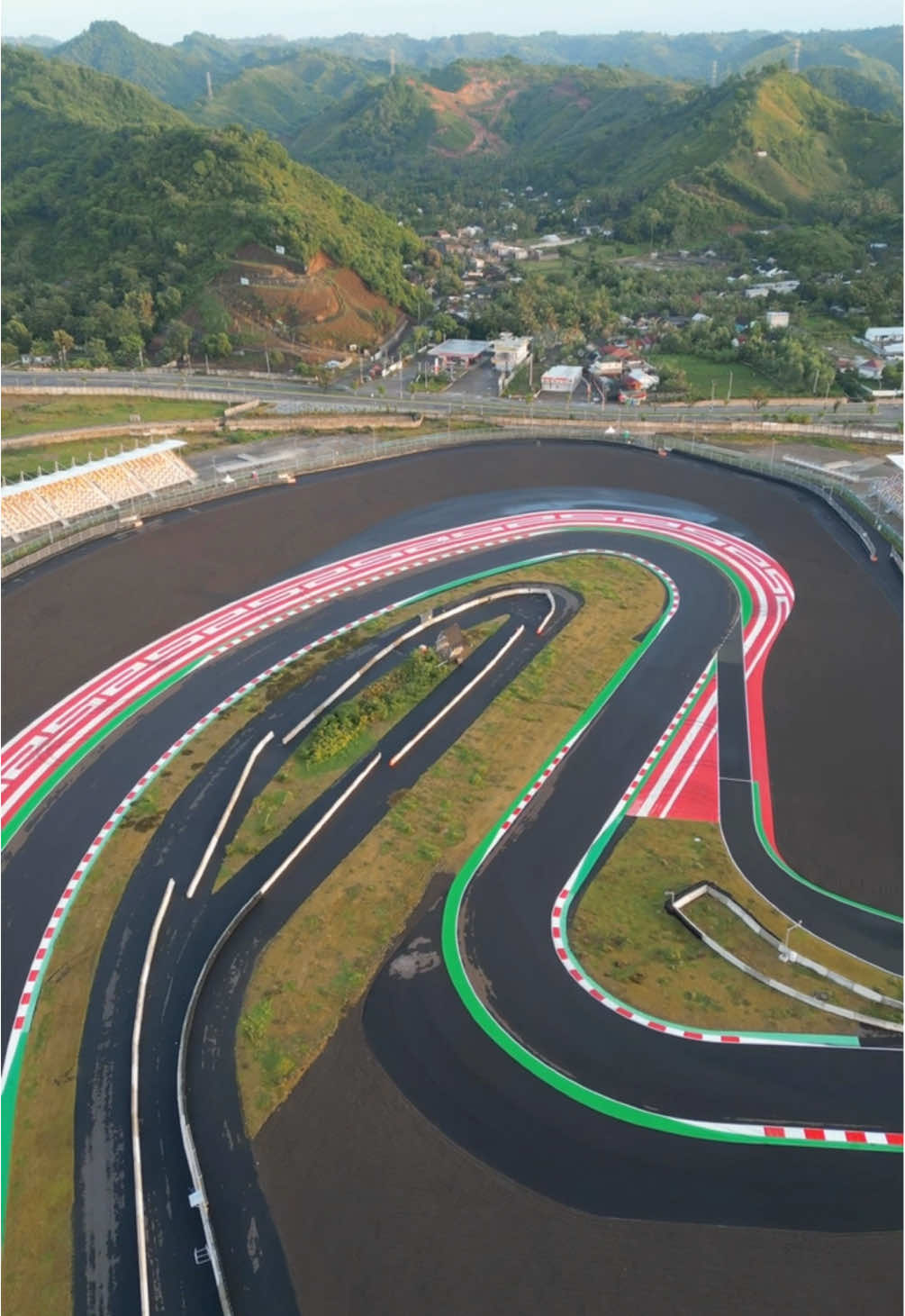 Sirkuit Moto GP terindah.. #mandalikacircuit #mandalika #motogp #motogpindonesia #fypシ゚ #circuit #fypage #gp #circuitmandalika #ntb #kuta #kutalombok #explorelombok #indonesia🇮🇩 #motogp2025 #lombok #nusatenggarabarat 