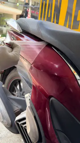 2,3 năm lột ra #dán lại cảm giác như mới ngày đầu vào hãng dắt em ấy về  ! tác dụng của dán bảo vệ là dùng đúng cách và thời gian sử dụng tuỳ theo từng dòng decal ! @KING DECAL - Dán Xe Đà Nẵng  #danxedanang #shmode #xuhuong 