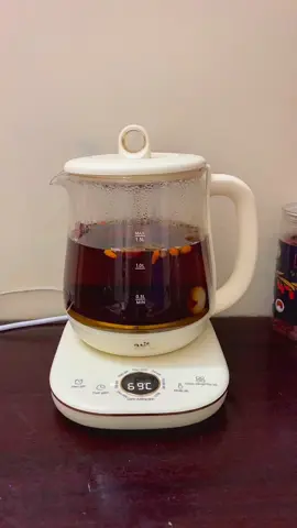 Dạo này mình bắt đầu tập thói quen uống trà mỗi ngày 🍵 Sáng thì trà hoa cúc, chiều thì táo đỏ kỷ tử — tất cả là nhờ em ấm pha trà Bear này nè! Không cần canh nước sôi, không cần mất công đun nhiều lần. 8 chế độ nấu tự động, giữ ấm liên tục, thiết kế lại còn siêu xinh. Đúng kiểu: một món đồ – thay đổi cả thói quen sống luôn á 🧘‍♀️ #Bear #BearVietnam #AmPhaTraBear #duongsinh #hachipofficial 