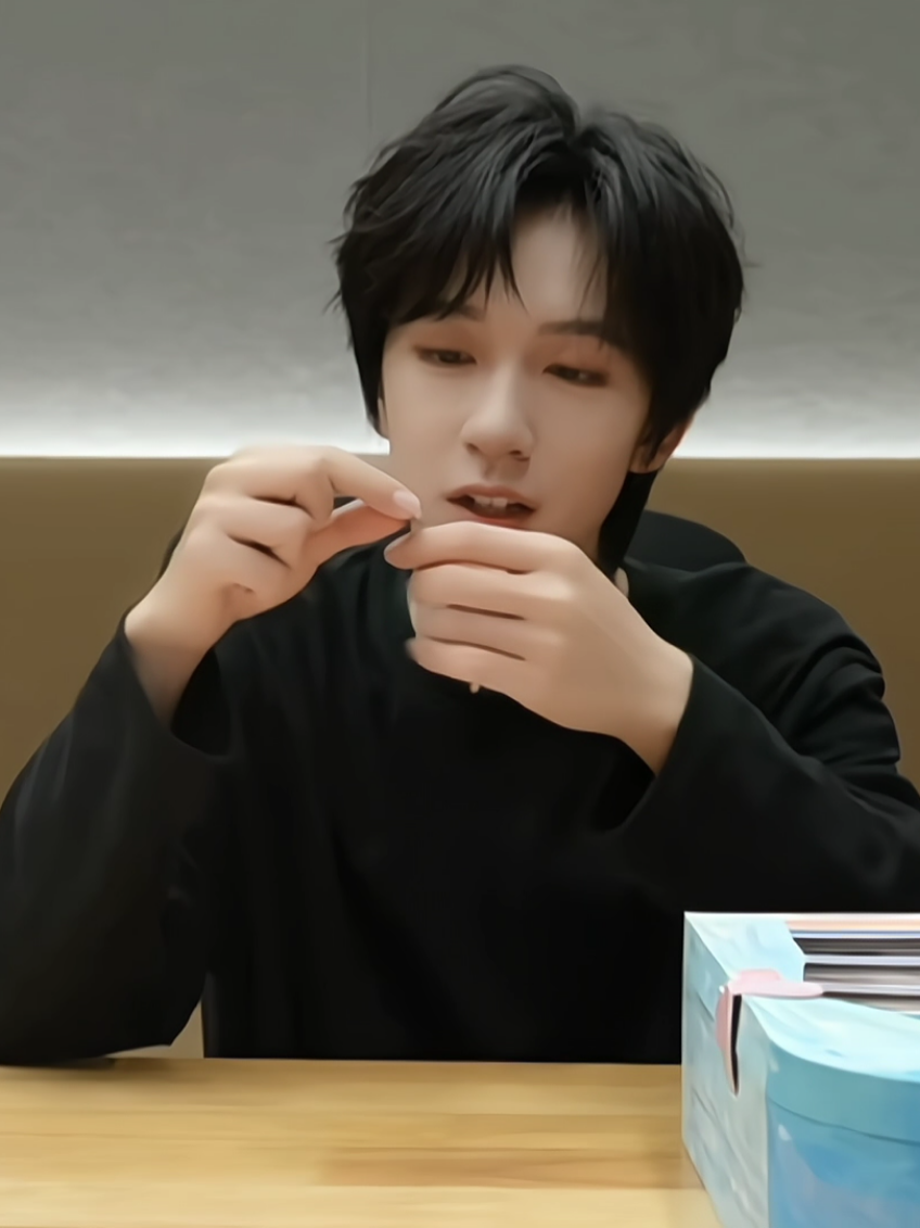 สร้อยข้อมือพี่เฮ่อน่ารักมากเลยค่ะ ใส่แล้วได้เป็นแฟนพี่เฮ่อมั้ยคะ😣🐰✨  #贺峻霖 #hejunlin #hatuanlam #tnt时代少年团 #tnt_thời_đại_thiếu_niên_đoàn 