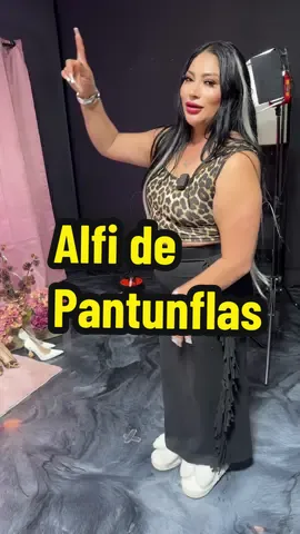 #alfi #pantunflas #elegante #vestuario #podcast Falda midi plisada en tono pastel o floral 	•	Blusa con encaje o mangas abullonadas 	•	Zapatos de tacón bajo o sandalias de tiras finas