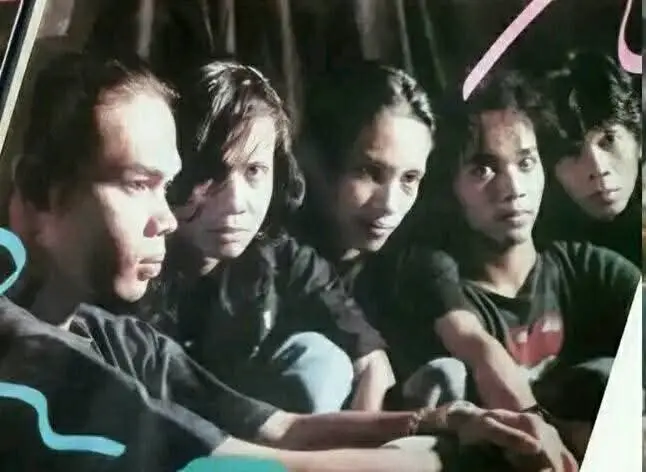 Slank memasuki periode yang dikenal sebagai Formasi 13 pada tahun 1989, ketika Kaka resmi bergabung sebagai vokalis. Bersama Bimbim di drum, Pay di gitar, Bongky di bass, dan Indra di keyboard, formasi ini dianggap sebagai susunan paling ikonik dalam sejarah Slank. Di masa inilah band asal Gang Potlot itu meledak dengan energi liar, sikap apa adanya, dan musik yang menjadi suara generasi muda Indonesia. Album perdana mereka, Suit-Suit… He-He (Gadis Sexy), dirilis pada 30 November 1990 melalui label Proyek Q/Virgo Ramayana Music. Album ini berisi sepuluh lagu, di antaranya “Suit-Suit… He-He (Gadis Sexy)”, “Maafkan”, “Memang”, “Apatis Blues”, hingga “Ladies Night di Ebony”. Lagu “Maafkan” dan “Memang” menjadi hits yang memperkenalkan Slank secara luas ke publik. Musik di album ini terdengar garang, nakal, tapi juga jujur—berbeda dari tren pop dominan kala itu. Dengan lirik yang lugas, penuh sindiran, dan gaya rock n’ roll yang segar, Slank berhasil menghadirkan warna baru di blantika musik Indonesia. Indra tak hanya mengisi keyboard, tapi juga terlibat dalam produksi teknis, sementara desain logo band dibuat oleh Boedi Soesatio, menambah identitas visual yang kuat. Formasi ini kemudian melahirkan album-album penting lain seperti Kampungan (1991), Piss (1993), Generasi Biru (1994), dan Minoritas (1996). Karya-karya tersebut meneguhkan Slank sebagai simbol perlawanan dan kebebasan anak muda. Meski demikian, perjalanan formasi ini tidak lepas dari konflik internal dan masalah pribadi, termasuk kecanduan narkoba, yang pada akhirnya memicu perpecahan di pertengahan 1990-an. Meski bubar, Formasi 13 tetap dikenang sebagai masa emas Slank, ketika musik dan pesan mereka paling murni, berani, dan berpengaruh. Hingga kini, kabar tentang reuni formasi ini selalu disambut antusias oleh para Slanker sebagai nostalgia akan era legendaris tersebut. #slank #band #musikindonesia 