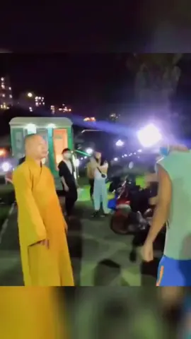 Cuộc tranh cãi giữa nhà sư và 1 người dân - sư thầy hỏi mày là ai - ng dân trả lời to dõ mạnh là tao là ô….. mày cuộc nói chuyện còn dất dài —The argument between a monk and a citizen - the monk asked who are you - the citizen answered loudly and clearly 