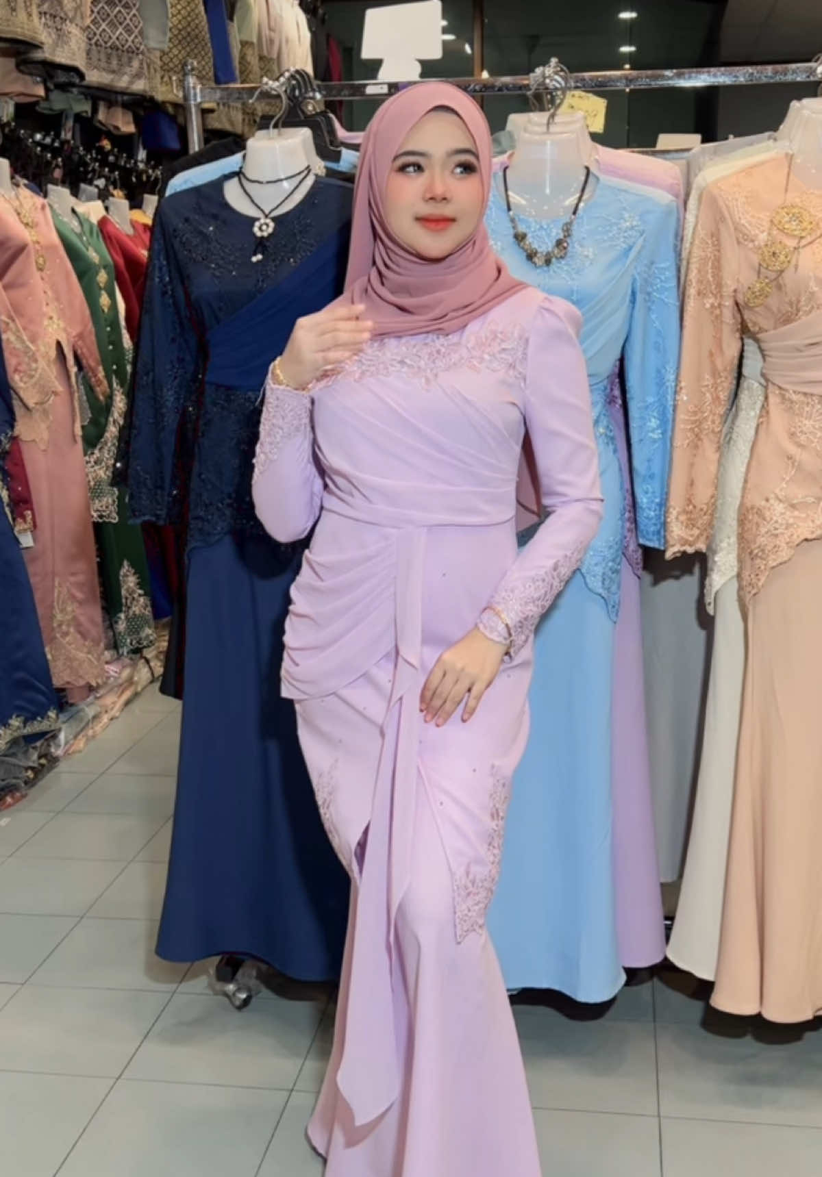💜 Lavender vibes! 💜  Melangkah anggun bersama Kurung Elvyra, potongan moden, lace halus & warna pastel yang segar – pilihan tepat untuk setiap majlis istimewa.  Assalamualaikum semua💖 Elly Emylia Butik open today, 9am - 9pm. 📍Elly.Emylia Butik (berhadapan Dominos Pizza Pontian) #ellyemylia #butikbajuviral #butikbajucantik #butikbajupontian #bajunikah 