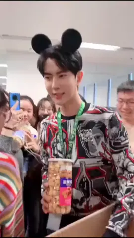 Anh Đi !! là niềm tiếc thương dv fan dù trên quê hương Anh hay là Quốc Tế - chúng Em đang chung tay tìm về ánh sáng cho dù là ít ỏi, nhỏ nhoi nhưng luôn hi vọng, vững tin... Đối với Em -Anh là vì tinh tú sáng nhất, thanh thuần nhất, đức độ nhất...Chàng trai thánh thiện, thanh thuần của Em đi rồi....đi xa mãi vì những suy nghĩ, xấu xa của 1lu ssống phần con hơn là phần ng.... 1 người mộc mạc, bình dị klq gì về CT như Anh...thì hiện tại, sự ra đi ấy lại là nền tảng để so kè về thế lực..  Nhưng ko sao cả...vì đối với Em....kho cần biết Méo Đen hay Méo Trắng... chỉ cần bbắtt dc 🐭🐭 Dù thế lực bên ấy là thật llòng tiếc thương cũng dc, khởi niệm ban đầu là tốt hay ko tốt....chỉ cần đẩy mạnh việc của Anh ra dc Quốc Tế, để tất cả sự thật dc phơi bày, ko để Anh vào quên lãng, cho chúng Em hi vọng, cơ hội tìm về ánh sáng - vỗ về hương hồn Anh....THÌ ĐỐI VỚI EM HỌ LÀ NGƯỜI TỐT #justiceforyumenglong #justicejungmenglong #justiceforyumenglong  @Năm Ấy !!! có YuMengLung @Năm Ấy !!! có YuMengLung @Năm Ấy !!! có YuMengLung 