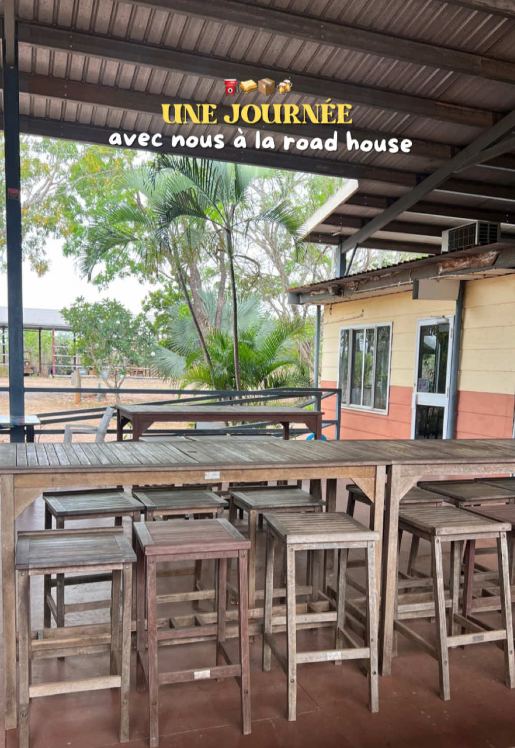✨ Une journée typique pendant nos 88 jours de ferme & roadhouse pour le PVT 🇦🇺 🕑 14h → On remplit les frigos, plonge & rangement 🍺 15h → On sert des bières aux voyageurs de passage et surtout aux locaux qui vivent aux alentours 🥩 16h → Préparation des viandes & condiments pour les rushs 🍔 18h → Burgers, frites, viandes… la cuisine bat son plein ! 🧹 20h → Nettoyage, ménage, caisse & fermeture (sauf quand ça se prolonge 🍻😅) Puis on recommence le lendemain 🚀 Ces 88 jours sont intenses, mais ils nous rapprochent du fameux 2nd year visa et nous font vivre une expérience unique au cœur du Northern Territory ! Marion & Maxime ♡ #88days #WorkingHolidayVisa #AustraliaLife #RoadhouseExperience #BackpackerLife