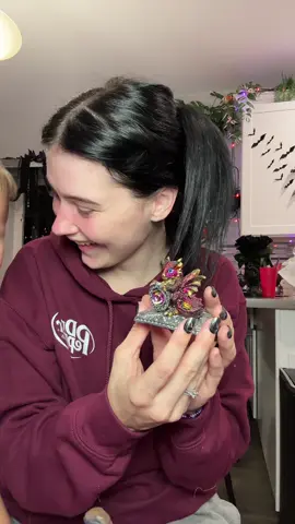 @Kikii🌹  ABSOLUTELY STONNANG THANK YEWWWWW #mysteryjewlerygirl #mysteryjewelryjar #alttiktok #fypシ゚viral #trendingvideo 