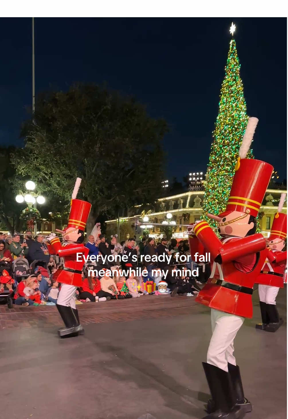 Counting down the days until Disneyland looks like this again🎄🎁☃️❄️🍪 #fyp #disneychristmas #disneyadult #disneylandcalifornia #disneylandresort 