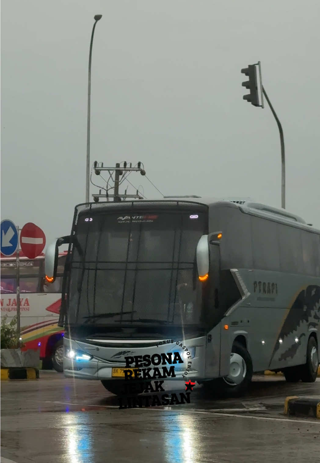Morning vibes area lintasan basah bus rapi xander X medan jaya 42 exit tol tebing tinggi sumatera utara 📸🏁 . . #busrapi #busmedanjaya #busrapixander #medanjaya42 #pesonarekamjejaklintasan 