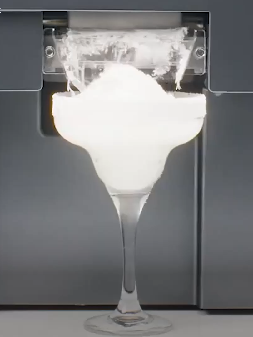 フローズンドリンクを1分で！ 15種類の氷食感が楽しめるフローズンマシン「ICEMAGE」 ICEMAGE 「ICEMAGE」は28 × 23 × 26cm、重さ約8.7kg、持ち運びも可能なフローズンマシン。氷の食感をシート状・フレーク状・粉状など15種類から選べるのが特徴だ。 現在クラウドファンディングサイトMakuakeにて43,880円（税込）から支援購入可能。配送は2025年11月末までを予定している。 事前冷却が不要・1分で完成 「ICEMAGE」は事前冷却が不要で、材料を入れて食感を選択し1分待つだけで完成。ミルクセーキやコーヒーフラッペ等のスタンダードメニューはもちろん、好みに合わせてアルコール入りや無糖飲料も作れる。 稼働音は静かな事務所程度の50dB。自動洗浄機能を搭載し手洗い不要、本体カラーはグレー・ホワイトの2色から選べる。 ・　・　・ おうちで手軽にカフェ気分？