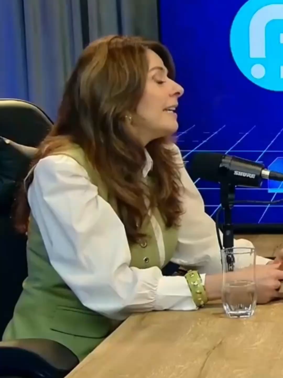 Você sabia que o meu início de carreira como jornalista foi em um programa de rádio, e de lá, fui para a Assembleia Legislativa? Não? Então, saiba mais sobre a minha história em um bate-papo no @podcastgentequefala! E comente a sua opinião sobre o assunto! . #maturidade #envelhecimento #mulheresde40mais #mulheresdequarentamais #bemestar #saudemental