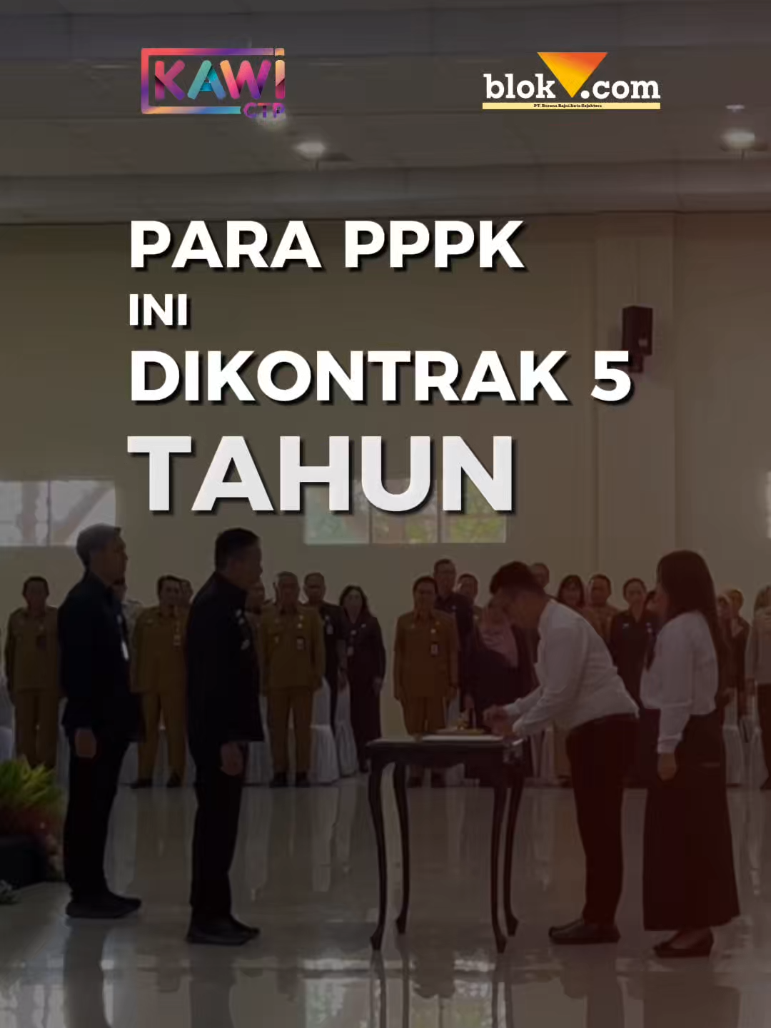 1.728 orang yang bekerja di Pemkot Malang sumringah. Mereka resmi diangkat sebagai Pegawai Pemerintah Perjanjian Kerja (PPPK) tahap II. Wali Kota Malang, Wahyu Hidayat secara simbolis menyerahkan Surat Keputusan (SK) pengangkatan 1728 Aparatur Sipil Negara (ASN), kategori PPPK itu. Wahyu menjelaskan, pengangkatan PPPK ini adalah upaya untuk memenuhi kebutuhan di setiap Organisasi Perangkat Daerah (OPD). “Saya berharap dengan PPPK ini sebagai satu tenaga untuk menjaga organisasi ini lebih baik,” kata dia, Selasa (30/9/2025). Para PPPK yang baru diangkat ini pun tidak bisa berleha-leha. Kinerja mereka selalu dievaluasi. Mereka harus menunjukkan kinerja yang optimal. “Karena PPPK ini kan kontrak 5 tahun. Nanti akan kita lihat, kalau mereka baik kita akan lanjut. Jadi tiap 5 tahun kita evaluasi,” tuturnya. Selengkapnya kunjungi website www.blok-a.com #infomalang #infomalangraya #pemkotmalang #ASN #pppk2025 #pppkguru #pppkteknis