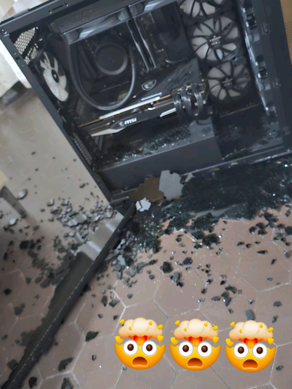 Así destroce y solucione la explosión de esta pc 🤯💣 Bueno, más que explosión fue un estallido de vidrio templado, por eso hay que manipularlo con cuidado. Por suerte pude conseguir reemplazo y logre hacer una puerta nueva para vender este gabinete 💪🏻 Si te interesa el gabinete, al inbox 📩 #restauración #gabinete #corsair #case #caja 